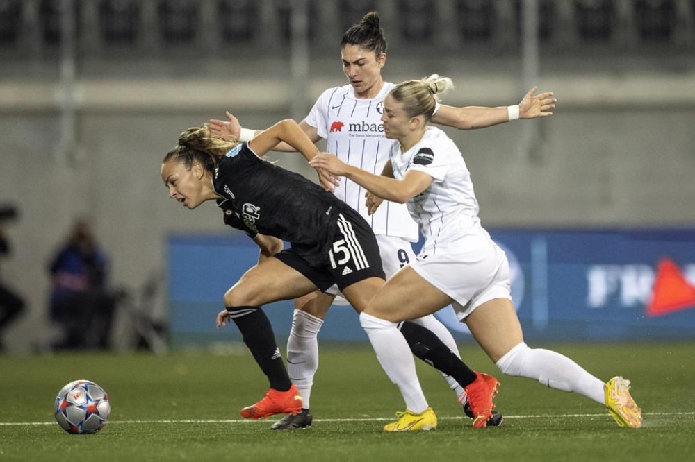 Canadian international midfielder Julia Grosso is leaving Italy's Juventus. Grosso, left, and Zurich's Nadine Riesen in action during the Women's Champions League soccer match between FC Zurich and Juventus Turin, in Schaffhausen, Switzerland, Wednesday, Oct. 19, 2022. THE CANADIAN PRESS/AP-Keystone, Ennio Leanza