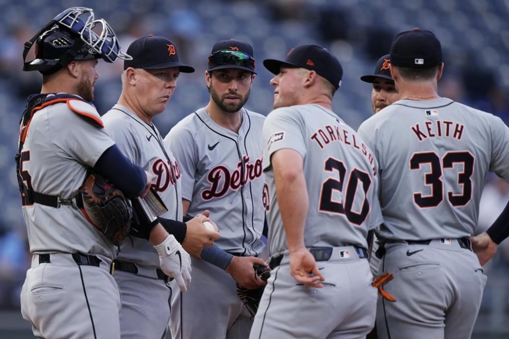 Detroit Tigers manager A.J. Hinch, second from left, talks with players on the mound during a pitching change in the second inning of the team's baseball game against the Kansas City Royals on Tuesday, May 21, 2024, in Kansas City, Mo. (AP Photo/Charlie Riedel)