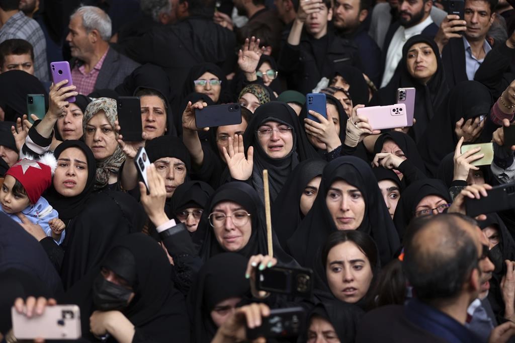 イラン、ヘリコプター墜落事故で亡くなった故大統領、外務大臣らの埋葬準備へ – ウィニペグ・フリー・プレス