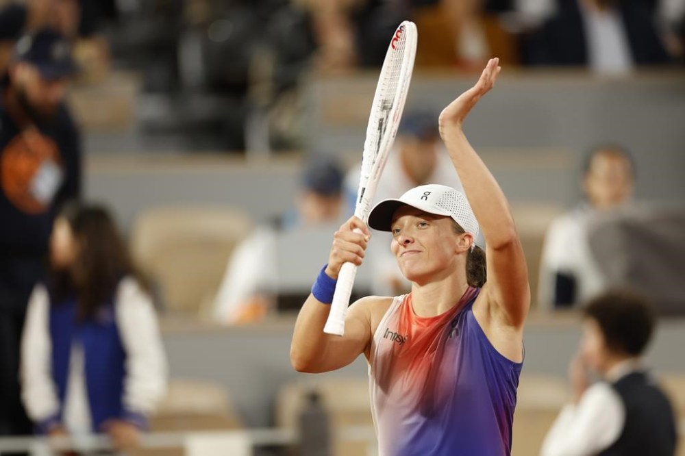 Poland's Iga Swiatek celebrates as she won her first round match against France's Leolia Jeanjean at the French Open tennis tournament, at the Roland Garros stadium in Paris, Monday, May 27, 2024. (AP Photo/Jean-Francois Badias)