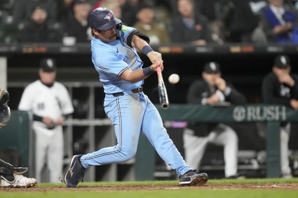 Toronto Blue Jays' Davis Schneider hits an RBI sacrifice fly off Chicago White Sox relief pitcher Tanner Banks during the sixth inning of a baseball game Tuesday, May 28, 2024, in Chicago. (AP Photo/Charles Rex Arbogast)