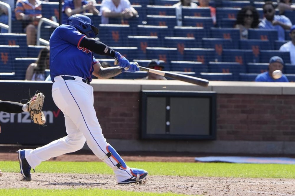 New York Mets' Omar Narváez hits a walkoff single during the ninth inning of a baseball game against the San Francisco Giants at Citi Field, Sunday, May 26, 2024, in New York. (AP Photo/Seth Wenig)