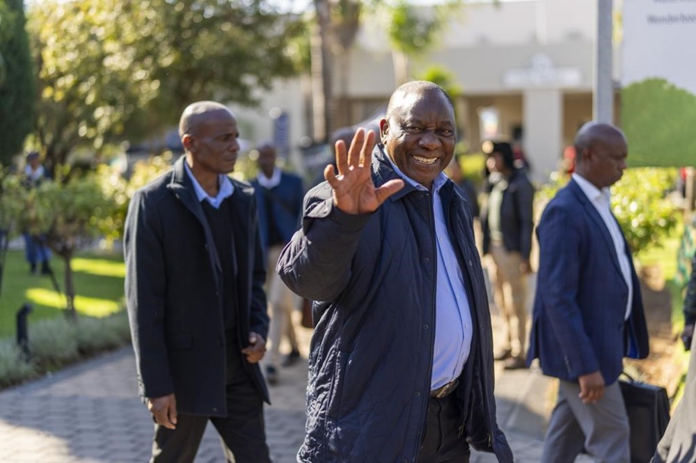South African président Cyril Ramaphosa waves as he arrives to meet with senior officials of his African National Congress party during the ANC's National Executive Committee Thursday, June 6, 2024 in Johannesburg, South Africa. The ANC lost its long-held majority in last week's vote but remained the biggest party. An ANC spokesperson said Wednesday that it was now leaning toward a government of national unity that would bring together many of the political parties in a broad agreement, rather than a direct coalition with the main opposition, the Democratic Alliance. (AP Photo/Jerome Delay)