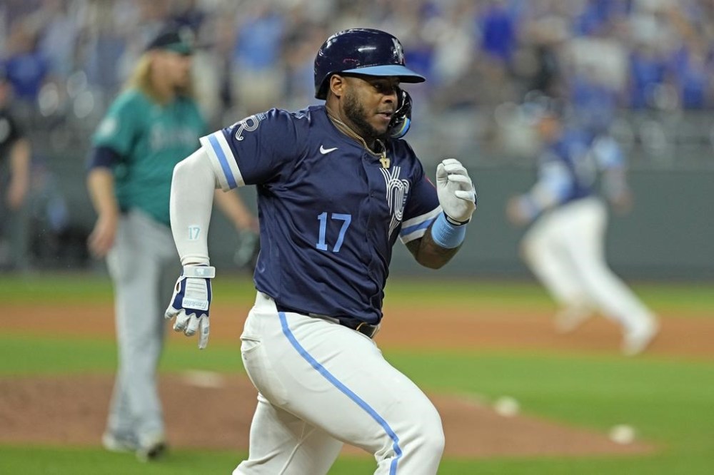 Kansas City Royals' Nelson Velazquez runs to first after hitting a fielder's choice to score the winning run during the ninth inning of a baseball game against the Seattle Mariners Friday, June 7, 2024, in Kansas City, Mo. The Royals won 10-9. (AP Photo/Charlie Riedel)