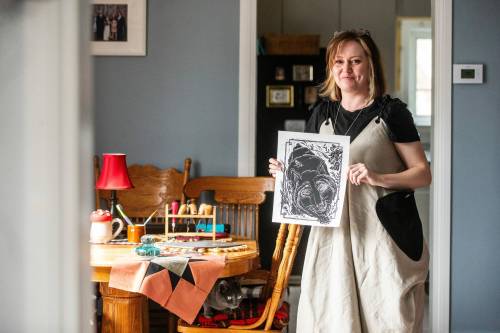 MIKAELA MACKENZIE / FREE PRESS 
                                Lino printer Amanda Fyfe in her home in Richer on Monday, March 25, 2024. For AV story.