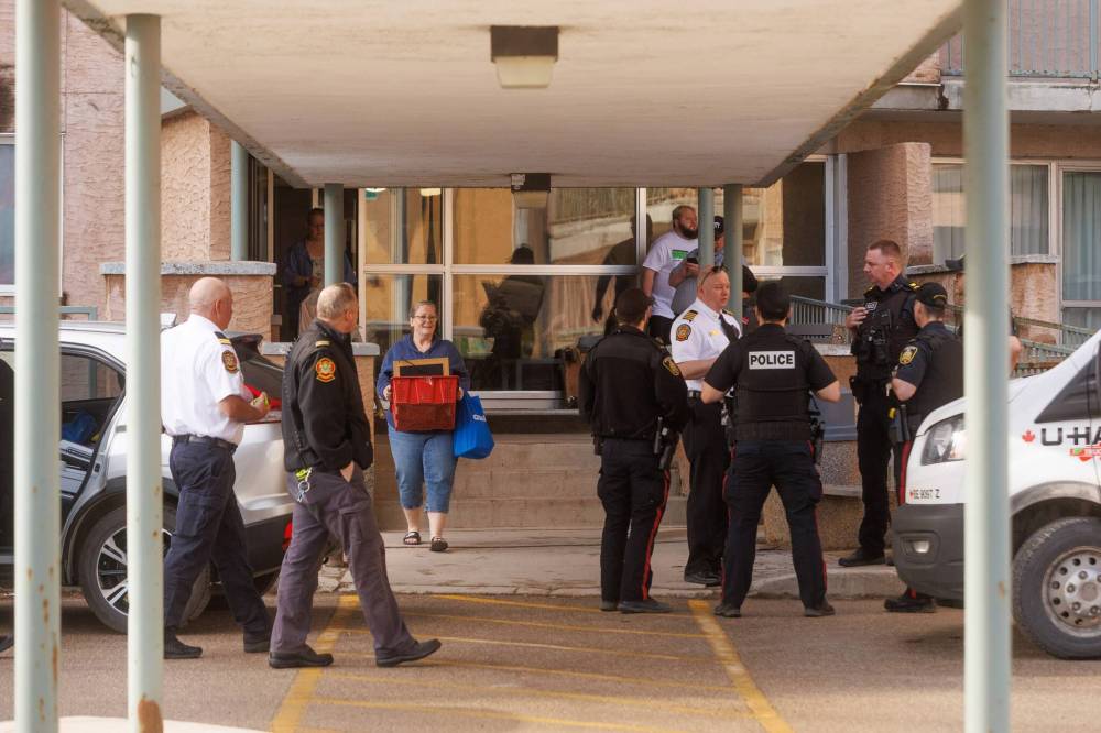 MIKE DEAL / FREE PRESS 
                                Winnipeg Police Service and Winnipeg Fire and Paramedic Service officials were on hand to help tenants move Friday morning.