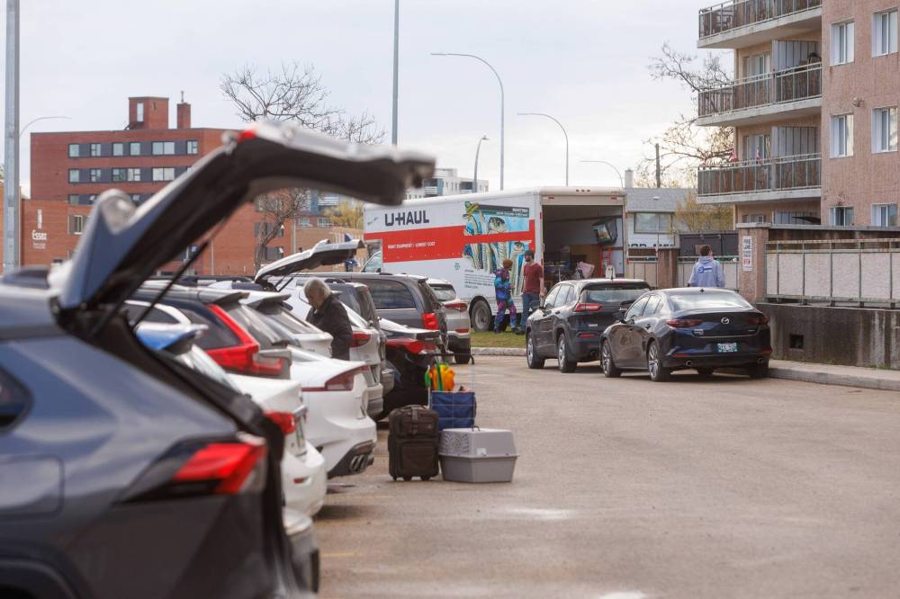 MIKE DEAL / FREE PRESS
                                Birchwood Terrace’s 250 residents were suddenly ordered to evacuate the 2440 Portage Ave. complex Thursday evening.