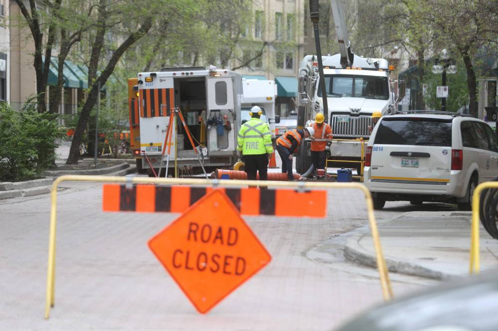 Manitoba Hydro workers on Albert Street on Wednesday afternoon. (MIKE DEAL / FREE PRESS)