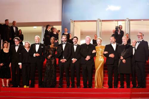 D. BEDROSIAN / FUTURE IMAGE
                                From left: Fritzi Adelman, Philipp Kreuzer, Buffalo Gals producer Liz Jarvis, actors Charles Dance and Nikki Amuka-Bird, co-directors Galen Johnson, Evan Johnson and Guy Maddin, actors Cate Blanchett, Denis Menochet and Roy Dupuis, and guest on the Cannes red carpet.
