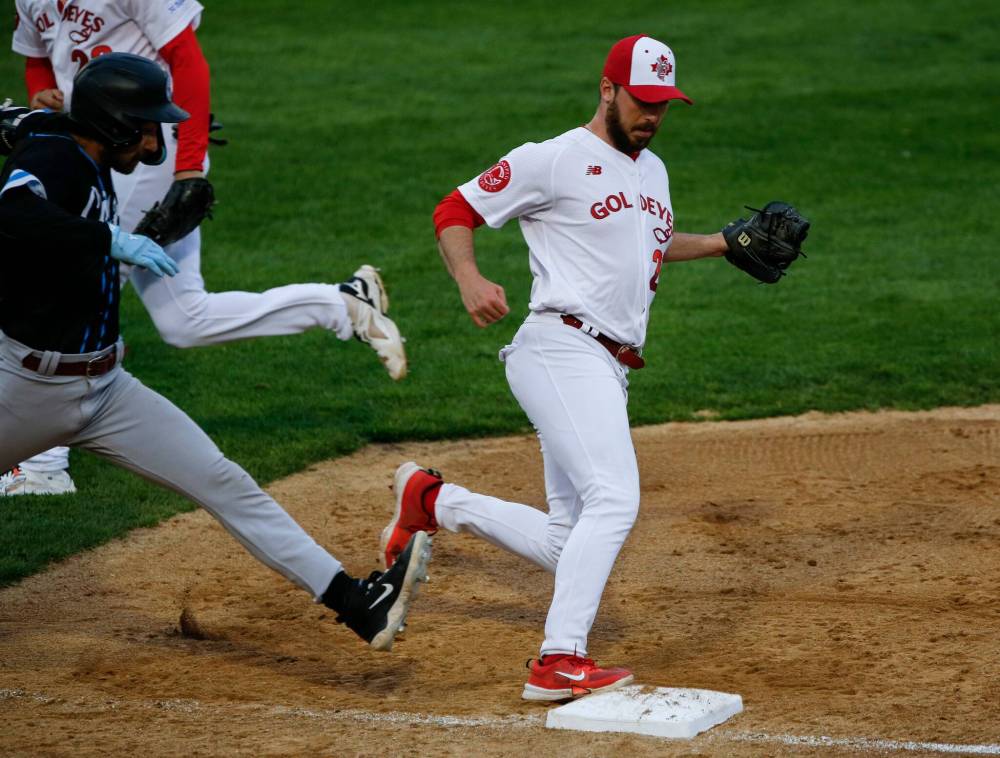 JOHN WOODS / FREE PRESS
                                Winnipeg Goldeyes Nick Trogrlic-Iverson gets to first base in the nick of time Tuesday to get the out on Chicago Dogs Nick Dalesandro.