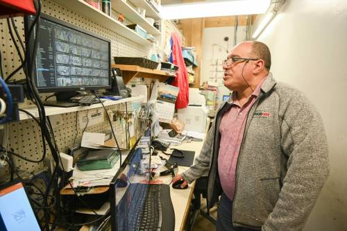 MIKE SUDOMA / FREE PRESS
                                Owner Munther Zeid checks the store&rsquo;s security monitoring system at the Food Fare at 2295 Portage Ave.