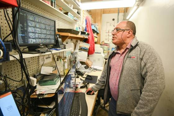 Owner Munther Zeid checks the store's security monitoring system at the Food Fare at 2295 Portage Ave. (Mike Sudoma / Free Press)