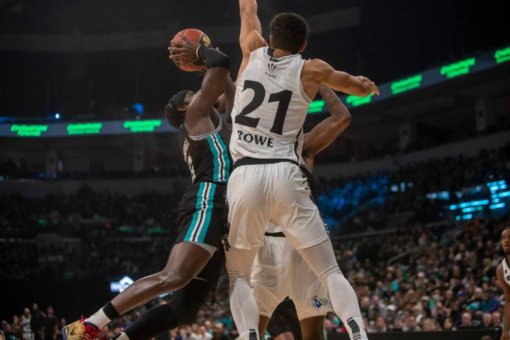 BROOK JONES / FREE PRESS
Alex Campbell (6) goes up for the layup with the basketball as Shooting Stars forward Jackson Rowe guards him during first-half action.