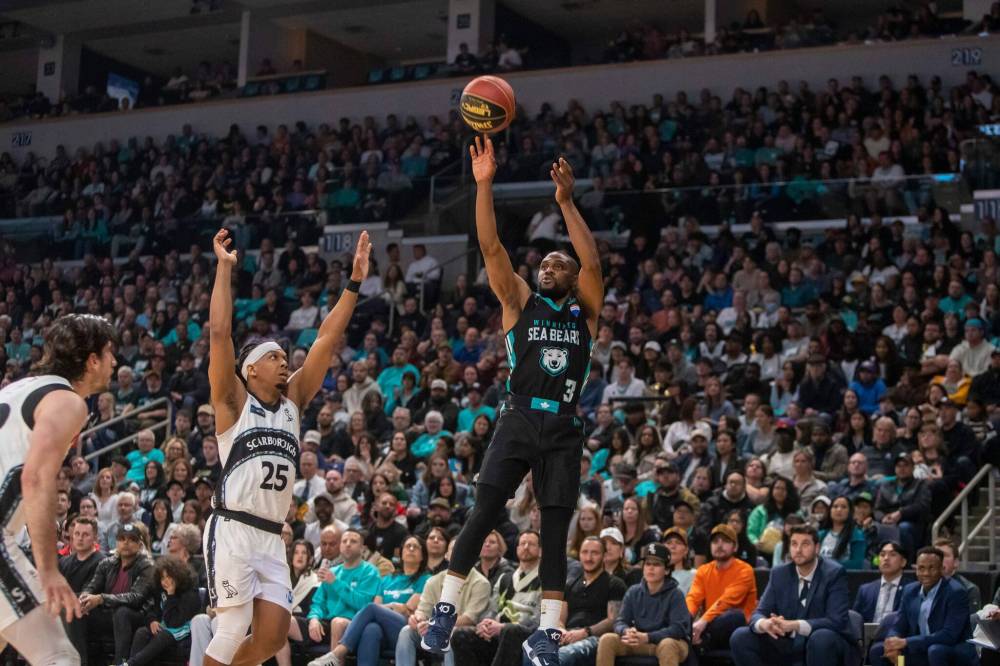 BROOK JONES / FREE PRESS
Sea Bears guard and Winnipegger Jarred Ogungbemi-Jackson takes a shot during his first professional game in his home town.