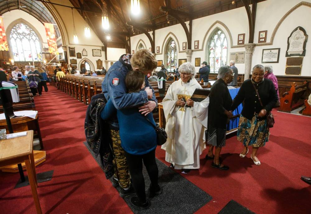 JOHN WOODS / FREE PRESS
Rev. Helen Holbrook greets parishioners after a service at Holy Trinity Anglican Church Sunday, May 26, 2024.
