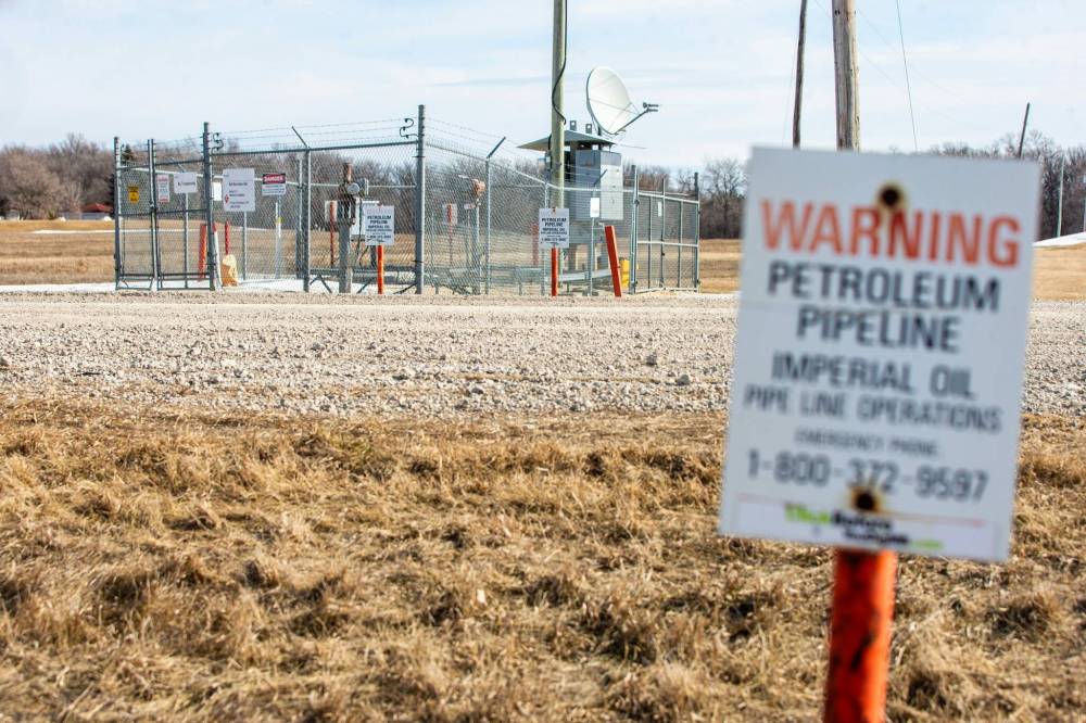 MIKAELA MACKENZIE / FREE PRESS FILES
One of two fuel lines in the shut-down Imperial Oil pipeline is now open, the Manitoba government said Tuesday.