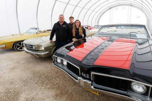 MIKE DEAL / FREE PRESS
                                Craig Collingridge with his kids, son, Austin, 15, and daughter, Brooke, 23, is holding one of western Canada&rsquo;s largest auto auctions this weekend at Associated Auto Auction, 7130 Roblin Blvd.