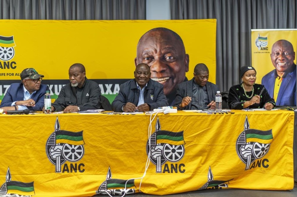 South African président Cyril Ramaphosa, center, meets with senior officials of his African National Congress party during the ANC's National Executive Committee Thursday, June 6, 2024 in Johannesburg, South Africa. The ANC lost its long-held majority in last week's vote but remained the biggest party. An ANC spokesperson said Wednesday that it was now leaning toward a government of national unity that would bring together many of the political parties in a broad agreement, rather than a direct coalition with the main opposition, the Democratic Alliance. (AP Photo/Jerome Delay)