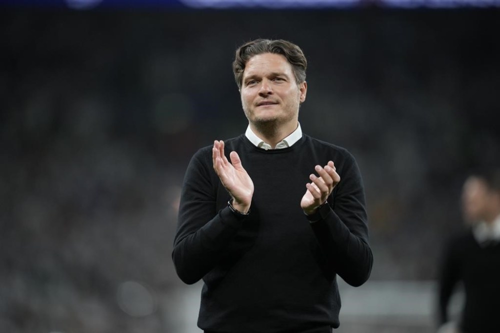 Dortmund's head coach Edin Terzic applauds to supporters after the Champions League final soccer match between Borussia Dortmund and Real Madrid at Wembley stadium in London, Saturday, June 1, 2024. Real Madrid won 2-0. (AP Photo/Kin Cheung)