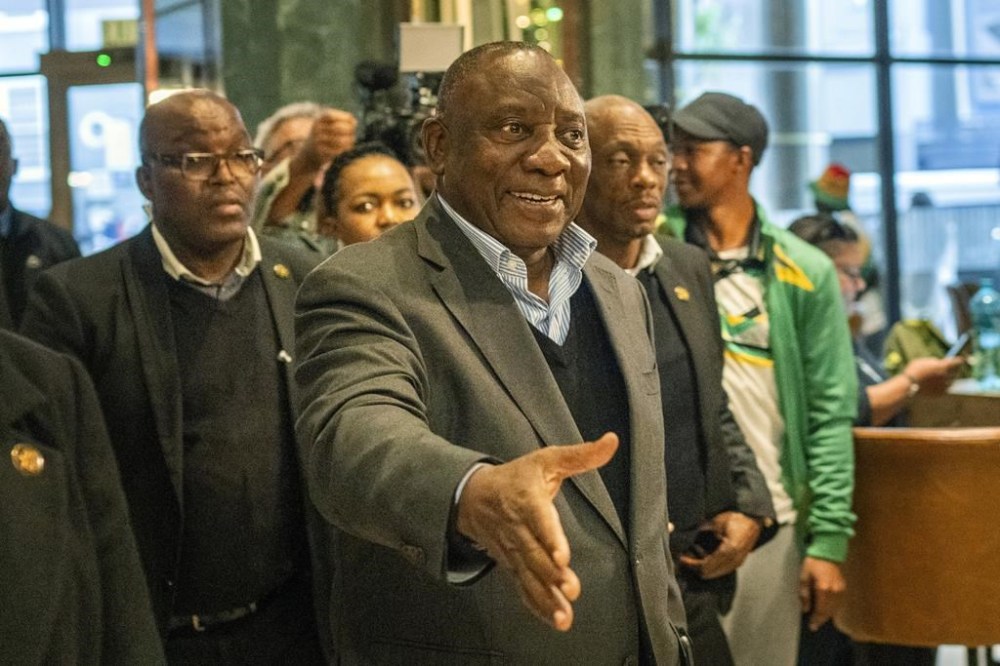 South African président Cyril Ramaphosa arrives at a Cape Town hotel to meets with Senior officials of the ANC during an ANC's National Executive Committee Thursday, June 13, 2024. South Africa's Parliament is due to elect a president Friday while major political parties are still working out a coalition agreement that might or might not see Ramaphosa return for a second term as leader of Africa's most industrialized economy. (AP Photo/Jerome Delay)
