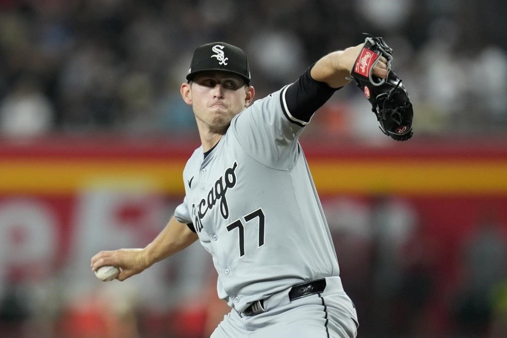 Chicago White Sox pitcher Chris Flexen throws to an Arizona Diamondbacks batter during the first inning of a baseball game Friday, June 14, 2024, in Phoenix. (AP Photo/Ross D. Franklin)