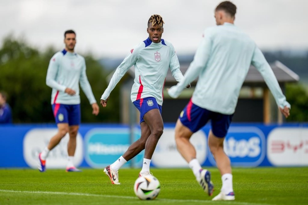 Spain's Nico Williams, center, attends a training session at his base camp in Donaueschingen, Germany, Sunday, June 23, 2024, ahead of their Group B soccer match against Albania at the Euro 2024 soccer tournament. (AP Photo/Manu Fernandez)