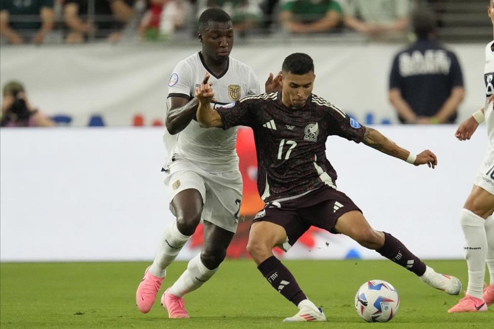 El mexicano Orbelin Benedar (derecha) y el ecuatoriano Moisés Caicedo compiten por el balón durante un partido de fútbol del Grupo B de la Copa América en Glendale, Arizona, el domingo 30 de junio de 2024. (Foto AP/Matt York)