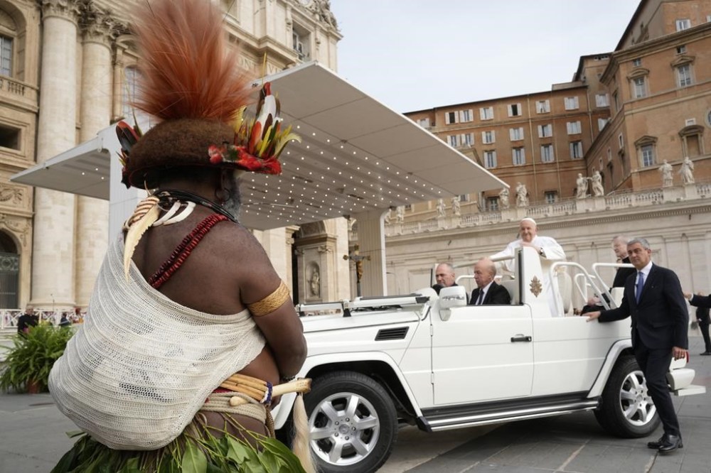 FILE - Pope Francis waves Chief of the Huli tribe in Papua New-Guinea, Mundiya Kepanga, as he arrives for his weekly general audience in St. Peter's Square, at the Vatican, Wednesday, May 8, 2024. The Vatican on Friday, July 5, 2024, released the itinerary for Francis’ Sept. 2-13 trip to Indonesia, East Timor, Papua New Guinea and Singapore. (AP Photo/Andrew Medichini, File)