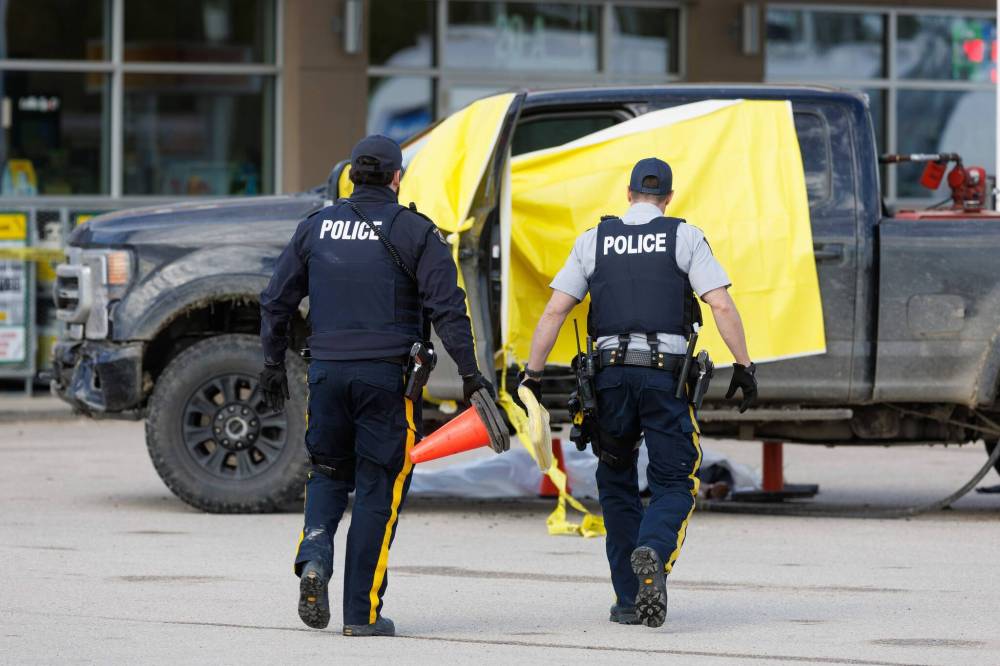 RCMP at the scene of an officer-involved shooting outside the Shell gas station in Niverville. (Mike Deal / Free Press)