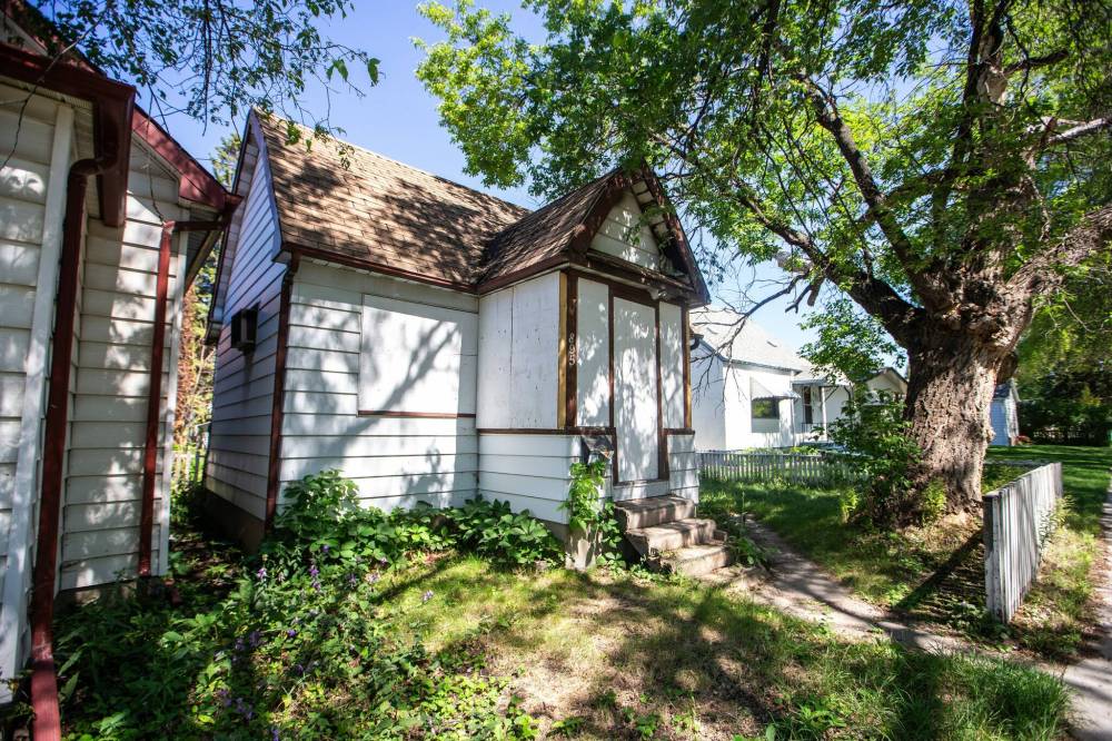 MIKAELA MACKENZIE / FREE PRESS FILES
A derelict house on Lorette Avenue in Rockwood sits abandoned and boarded up in 2023. A Winnipeg city councillor said she wants city hall to be more aggressive with owners of vacant, derelict buildings.