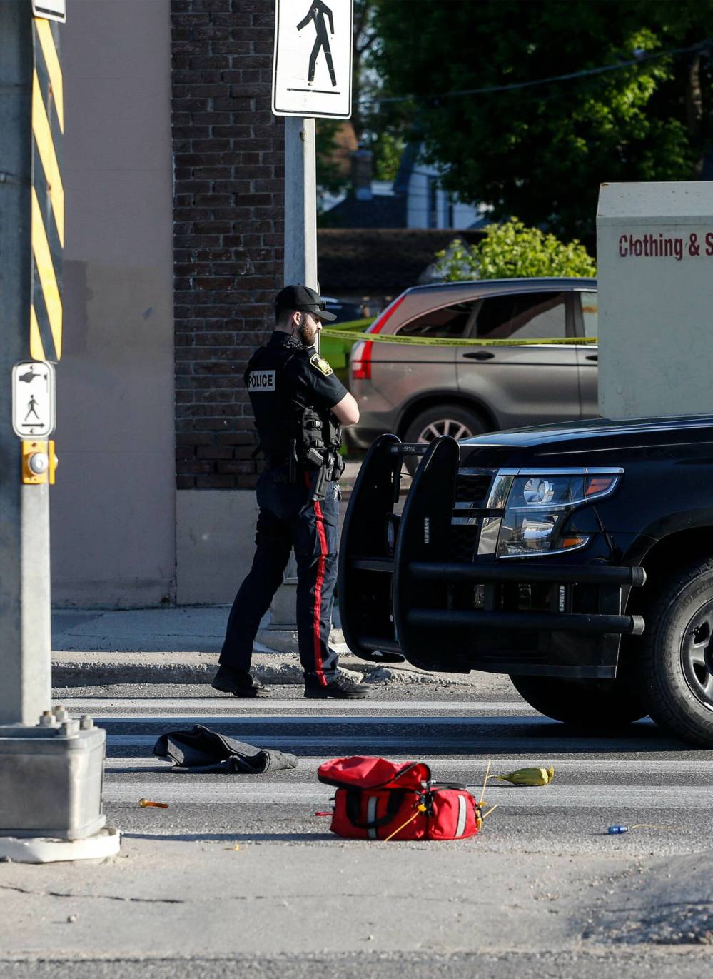 JOHN WOODS / FREE PRESS
Police investigate at the scene of a shooting at a crosswalk on Notre Dame in Winnipeg Tuesday.