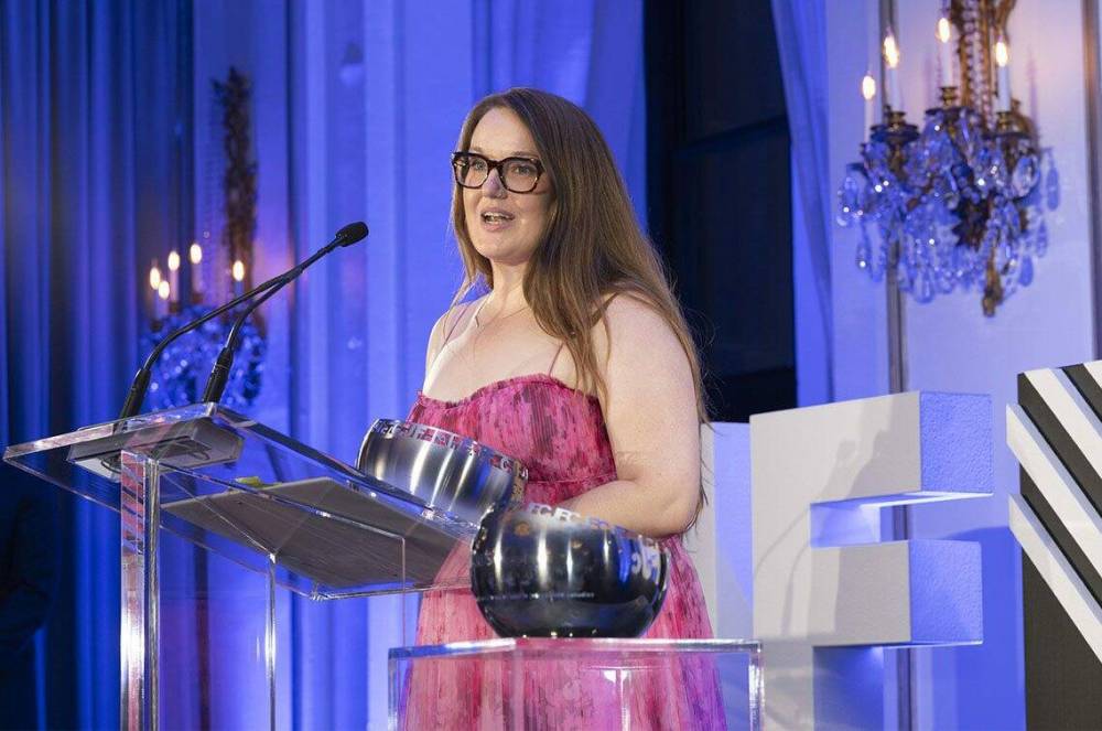CNW Group/The Canadian Journalism Foundation
Free Press investigative reporter Marsha McLeod accepts the CJF Jackman Award for Excellence in Journalism at a ceremony Wednesday at the Fairmont Royal York Hotel in Toronto.