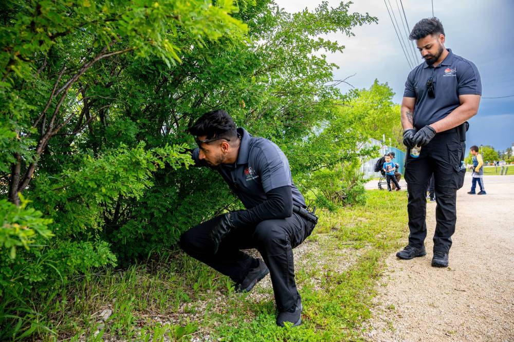 NIC ADAM / FREE PRESS
Toro Security guards, Manpreet Singh (left) and Gurtaj Singh, check the perimeter of the RRE on Monday afternoon. They say that it’s here along the fence, between the service and main entrances, that they find the most contraband; at least one or two items every time they pass by.