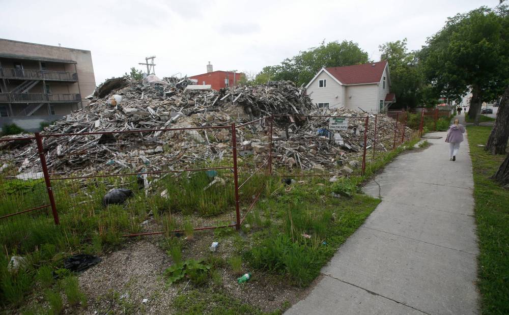JOHN WOODS / FREE PRESS
An apartment block burned down at 694 Sherbrook St. on Feb. 14, 2022.