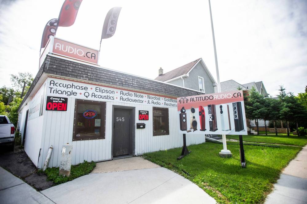 MIKAELA MACKENZIE / FREE PRESS
The owners and staff of Altitudo Audio, a high-end components store in Winnipeg,
‘really take pride in what they sell,’ says customer Lorrie Kirshenbaum.
