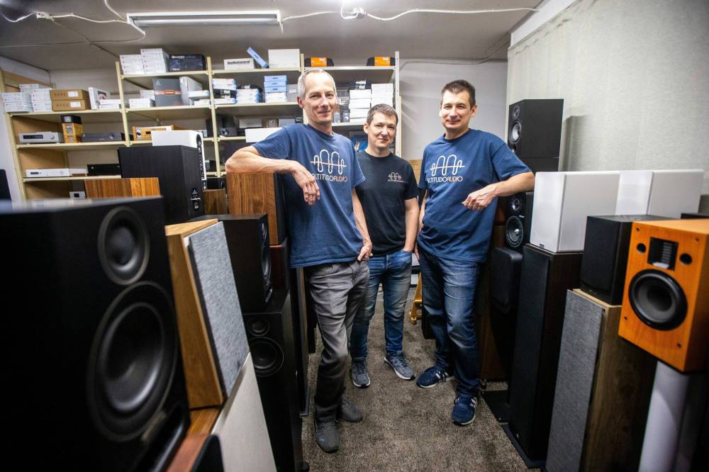 MIKAELA MACKENZIE / FREE PRESS
Sergiy (from left), Viktor, and Leonid Yamborko among the audio components on display at their Woseley neighbourhood business (545 Telfer St. S.).