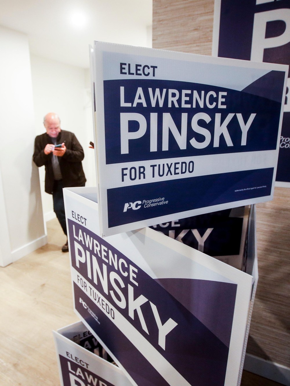 JOHN WOODS / FREE PRESS
Supporters of Lawrence Pinsky gather at their headquarters as they wait for results in Tuxedo’s byelection Tuesday.