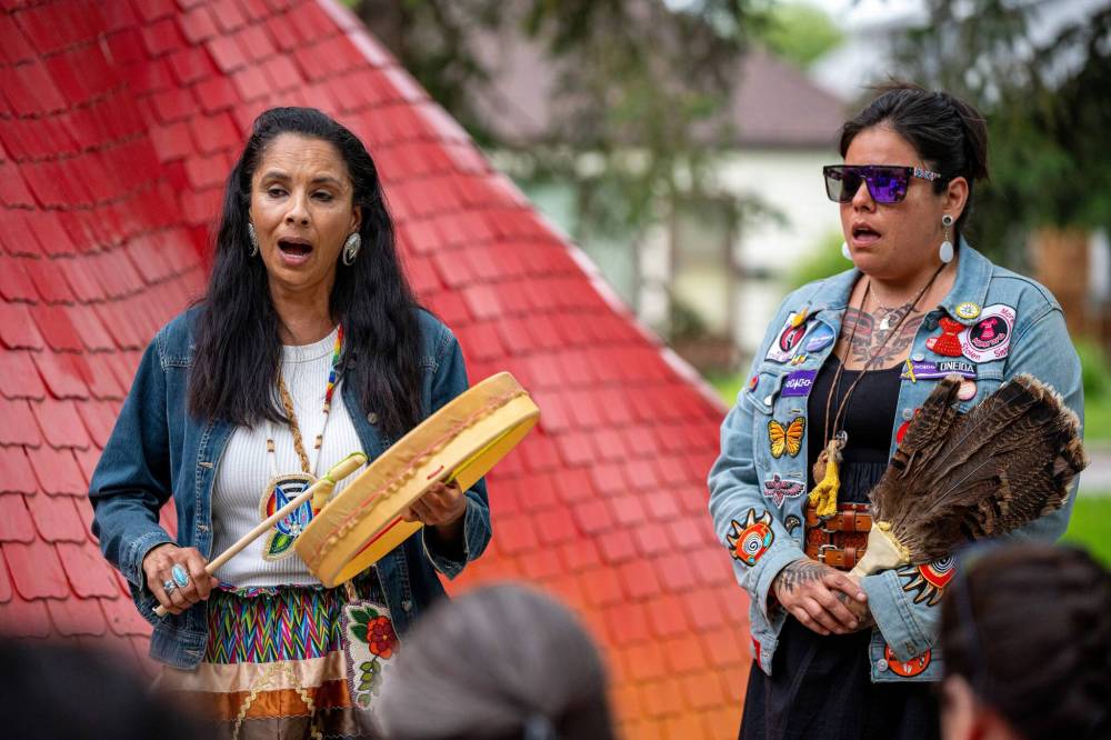 NIC ADAM / FREE PRESS
Amber Flett (left) and Kristen McKay play a hand drum and sing at a memorial gathering for Rebecca Contois Friday.