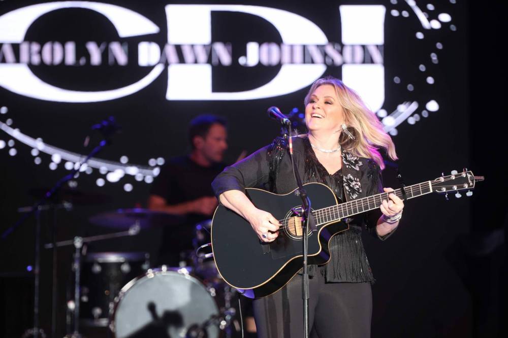TIM SMITH / THE BRANDON SUN Carolyn Dawn Johnson performs on the mainstage on Friday evening.