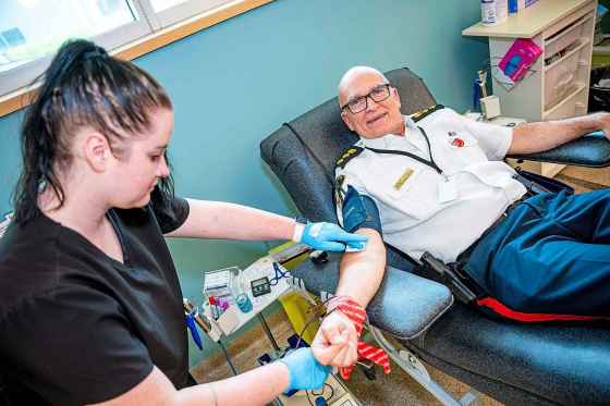 Winnipeg Police Service Deputy Chief, Art Stannard, gets blood drawn at Canadian Blood Services as part of this years Sirens for Life campaign Tuesday afternoon. (Nic Adam / Free Press)