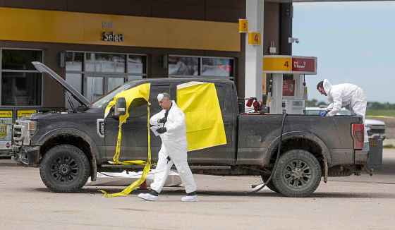 RCMP forensics officers prepare to document the scene of the shooting in Niverville, on Wednesday. (Mike Deal / Free Press files)