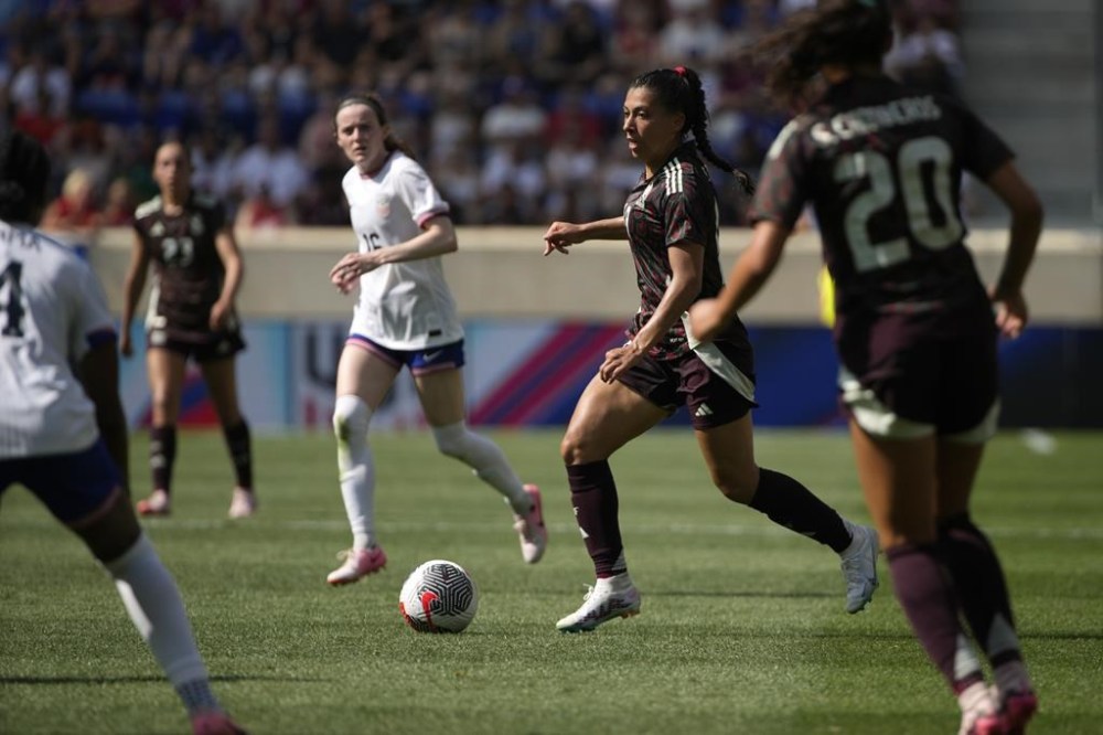 Mexico defender Reyna Reyes, second from right, runs with the ball during a women's international friendly soccer match against the United States, Saturday, July 13, 2024, in Harrison, N.J. (AP Photo/Pamela Smith)