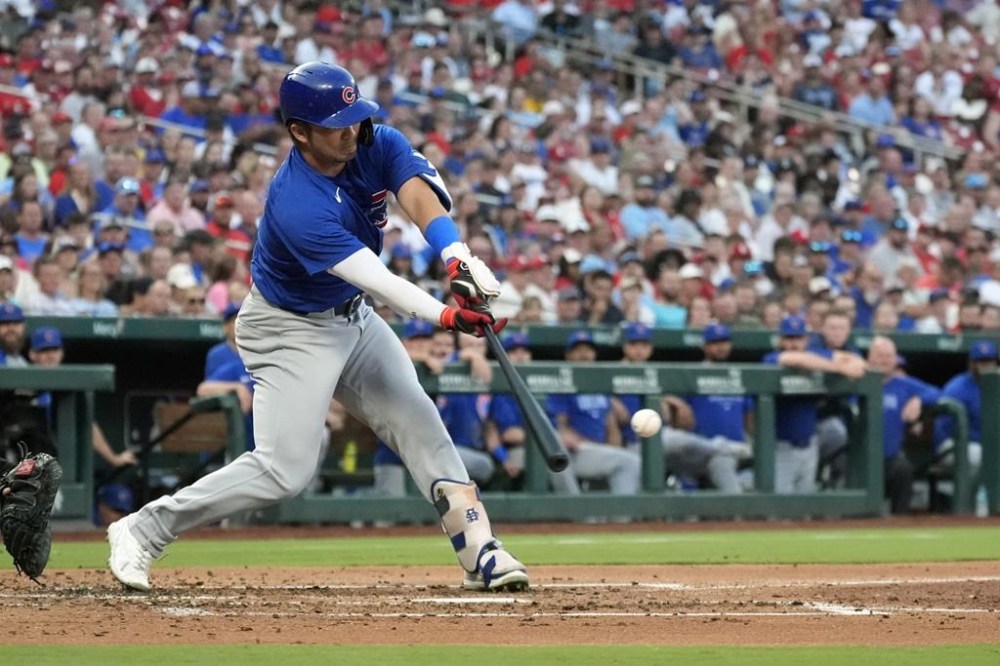 Chicago Cubs' Seiya Suzuki hits an RBI single during the second inning in the second baseball game of a doubleheader against the St. Louis Cardinals Saturday, July 13, 2024, in St. Louis. (AP Photo/Jeff Roberson)