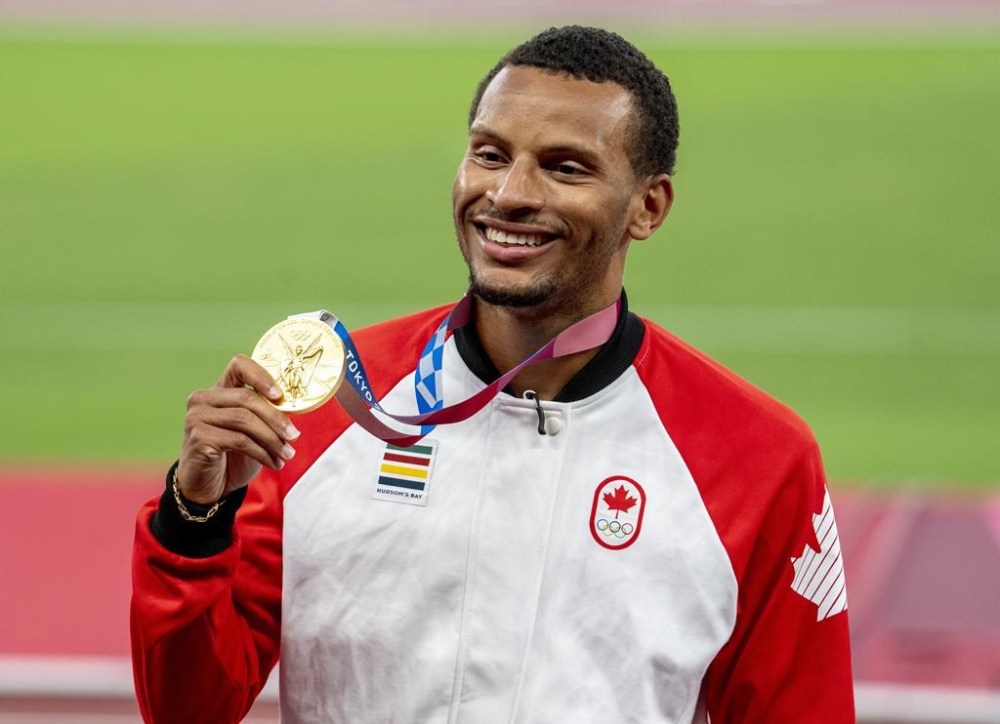 Andre De Grasse of Canada shows off his gold medal for the men’s 200m at the Tokyo Olympics in Tokyo, Japan on August 5, 2021. THE CANADIAN PRESS/ Frank Gunn
