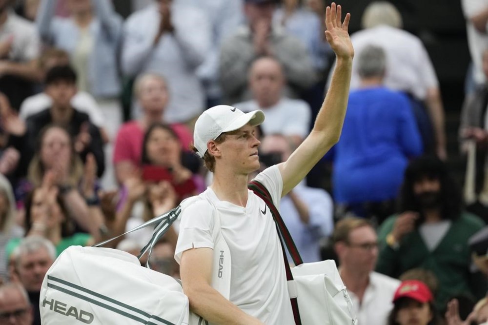 Jannik Sinner of Italy waves as he leaves the court following his quarterfinal loss to Daniil Medvedev of Russia at the Wimbledon tennis championships in London, Tuesday, July 9, 2024. (AP Photo/Alberto Pezzali)
