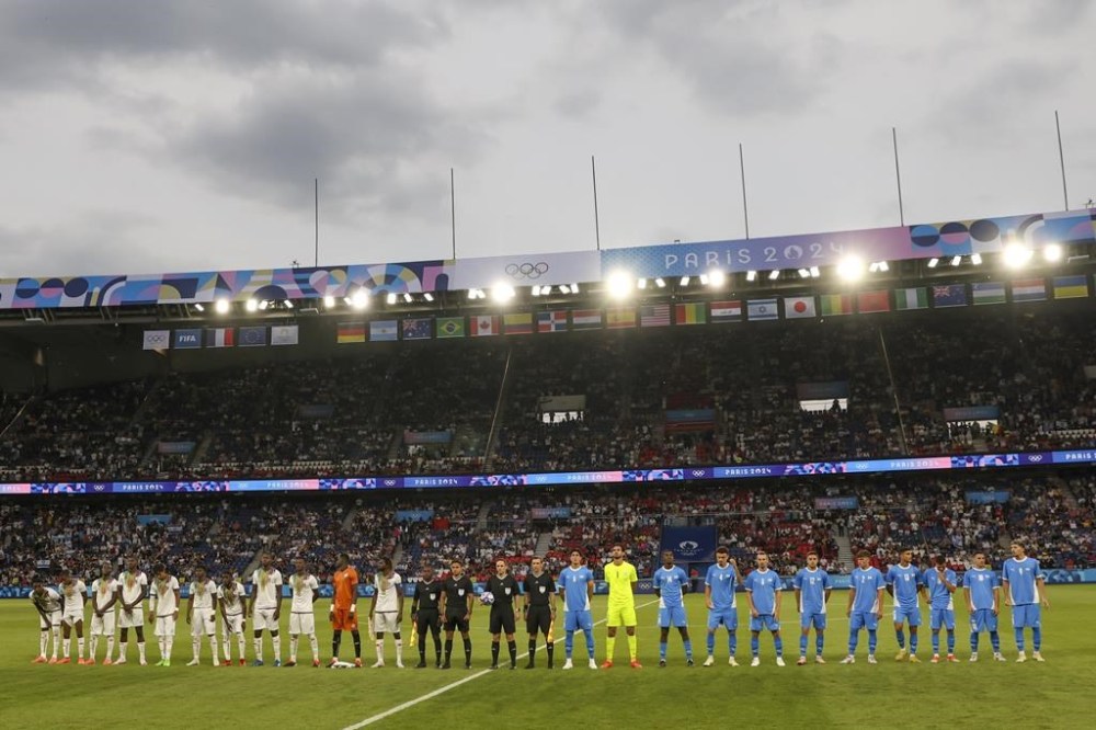 Teams Lin cup ahead of the men's group D match between Israel, right, and Mali at the Parc des Princes during the 2024 Summer Olympics, Wednesday, July 24, 2024, in Paris, France. (AP Photo/Aurelien Morissard)