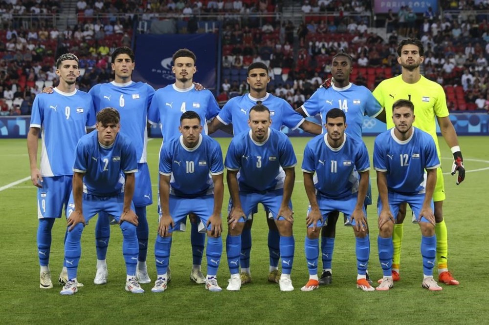 Israel pose for a team photo ahead of the men's group D match between Israel and Mali at the Parc des Princes during the 2024 Summer Olympics, Wednesday, July 24, 2024, in Paris, France. (AP Photo/Aurelien Morissard)