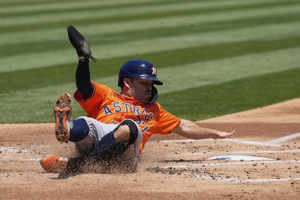 Houston Astros' Jose Altuve scores against the Oakland Athletics on Yainer Diaz's sacrifice fly during the first inning of a baseball game Wednesday, July 24, 2024, in Oakland, Calif. (AP Photo/Godofredo A. Vásquez)