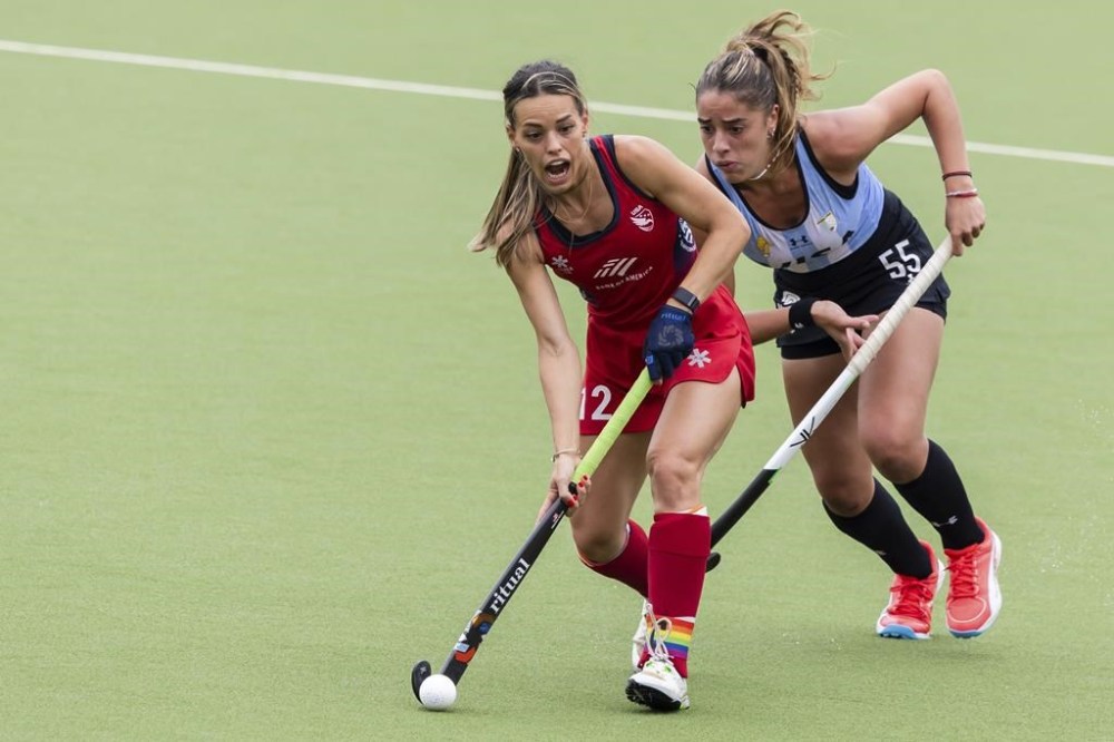 FILE - Argentina's Zoe Diaz challenges United States Amanda Golini during the FIH Hockey Pro League mini tournament game between Argentina and USA at the Wilrijkse Plein in Antwerp, Belgium, Saturday, May 25, 2024. The United States women's field hockey team is back at the Olympics in Paris after failing to qualify three years ago in Tokyo. (AP Photo/Geert Vanden Wijngaert, File)