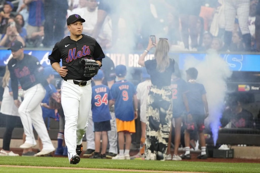 New York Mets' Kodai Senga runs out of the dugout before a baseball game against the Atlanta Braves, Friday, July 26, 2024, in New York. (AP Photo/Pamela Smith)